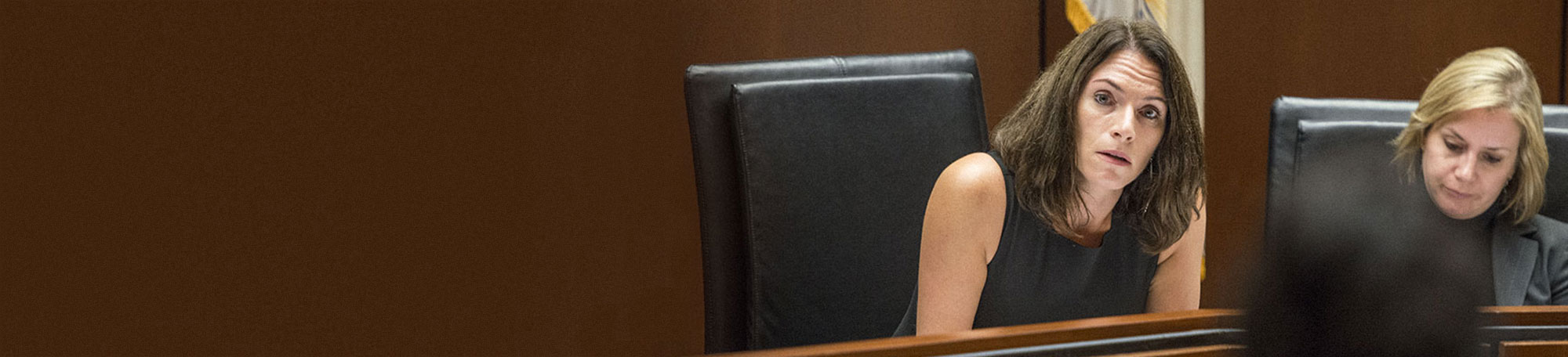 Alison Siegler leads her Federal Criminal Justice clinic, with clinic fellow Erica Zunkel, right.