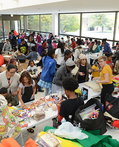 Families making art together at the Smart Museum